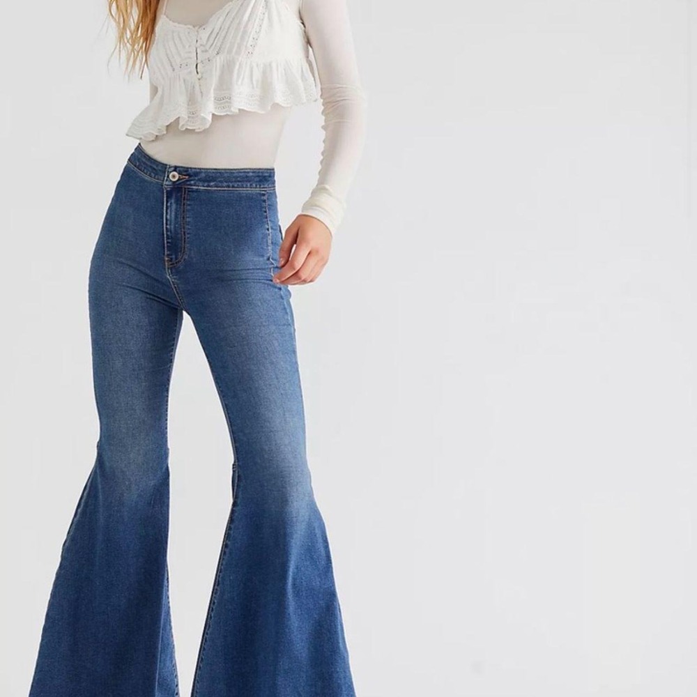 WE THE FREE Just Float On Flare Jeans Medium Wash (waterfall) size 26 bellbottom